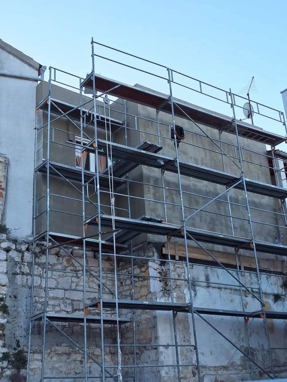 Građevinski radovi na fasadi kuće, skela