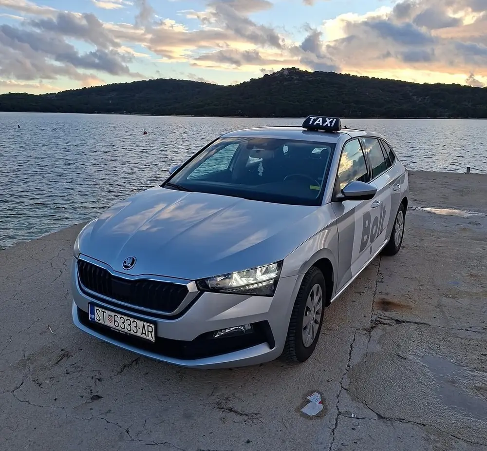 Taxi vozilo Bau Taxi uz more